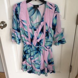 NWOT Gorgeous Vici Mercier Palm Print Romper - Medium ruffle sleeves and edge